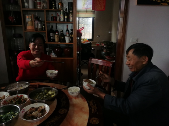 遭遇车祸不幸双腿截肢 云南陆良“板凳姐”朱琼芬的励志故事令无数网友感动(图4)