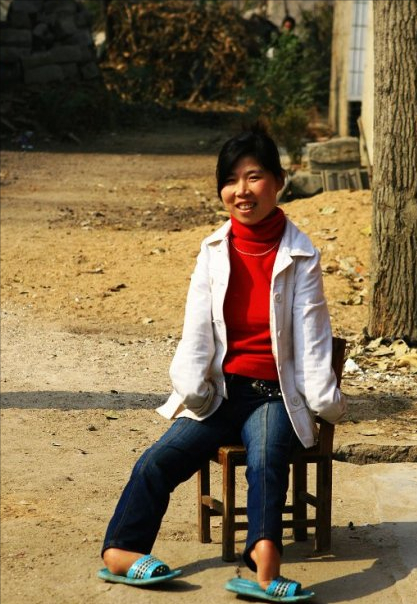 身残志坚马启迪：靠椅子行走的女人，用残疾双脚创造幸福(图1)