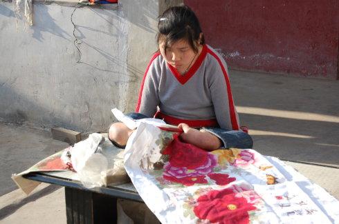 身残志坚马启迪：靠椅子行走的女人，用残疾双脚创造幸福(图3)