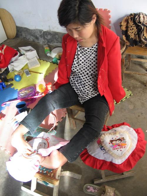 身残志坚马启迪：靠椅子行走的女人，用残疾双脚创造幸福(图5)