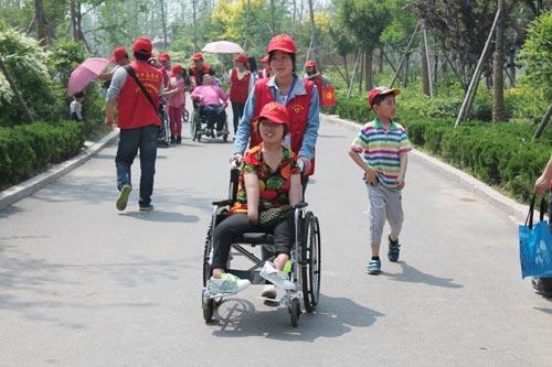 身残志坚马启迪：靠椅子行走的女人，用残疾双脚创造幸福(图6)