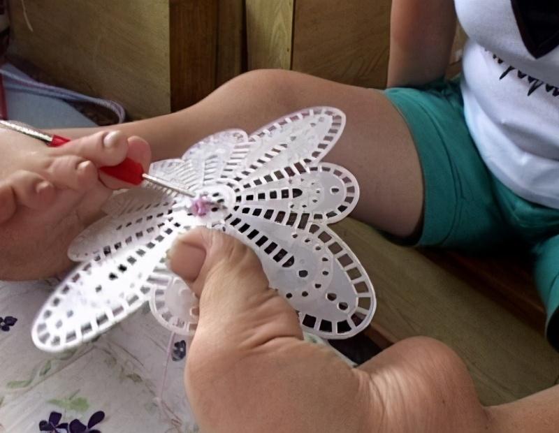 身残志坚马启迪：靠椅子行走的女人，用残疾双脚创造幸福(图7)