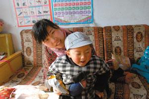 身残志坚马启迪：靠椅子行走的女人，用残疾双脚创造幸福(图8)