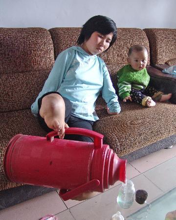 身残志坚马启迪：靠椅子行走的女人，用残疾双脚创造幸福(图9)