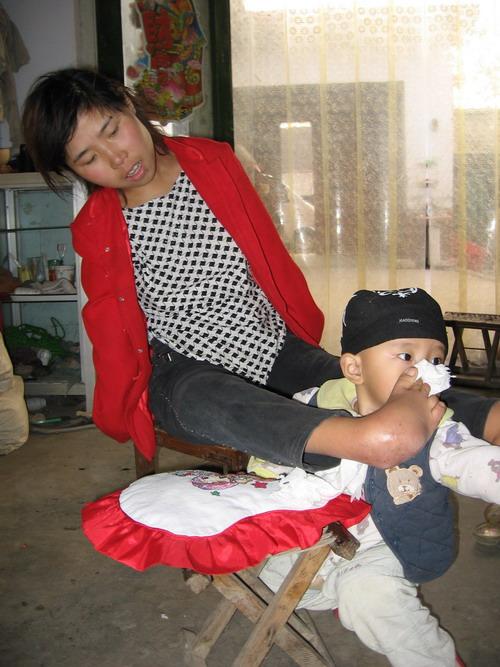 身残志坚马启迪：靠椅子行走的女人，用残疾双脚创造幸福(图12)