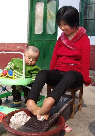 身残志坚马启迪：靠椅子行走的女人，用残疾双脚创造幸福(图13)