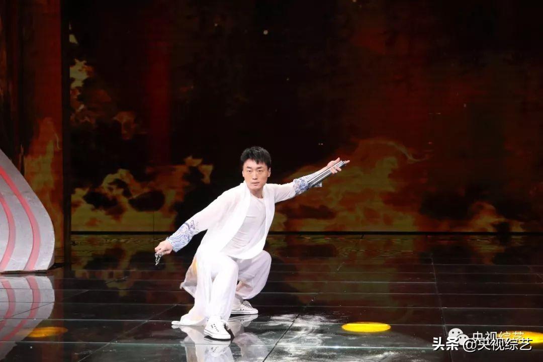 他双腿截肢靠手行走，自强不息成为轮椅马拉松冠军(图15)