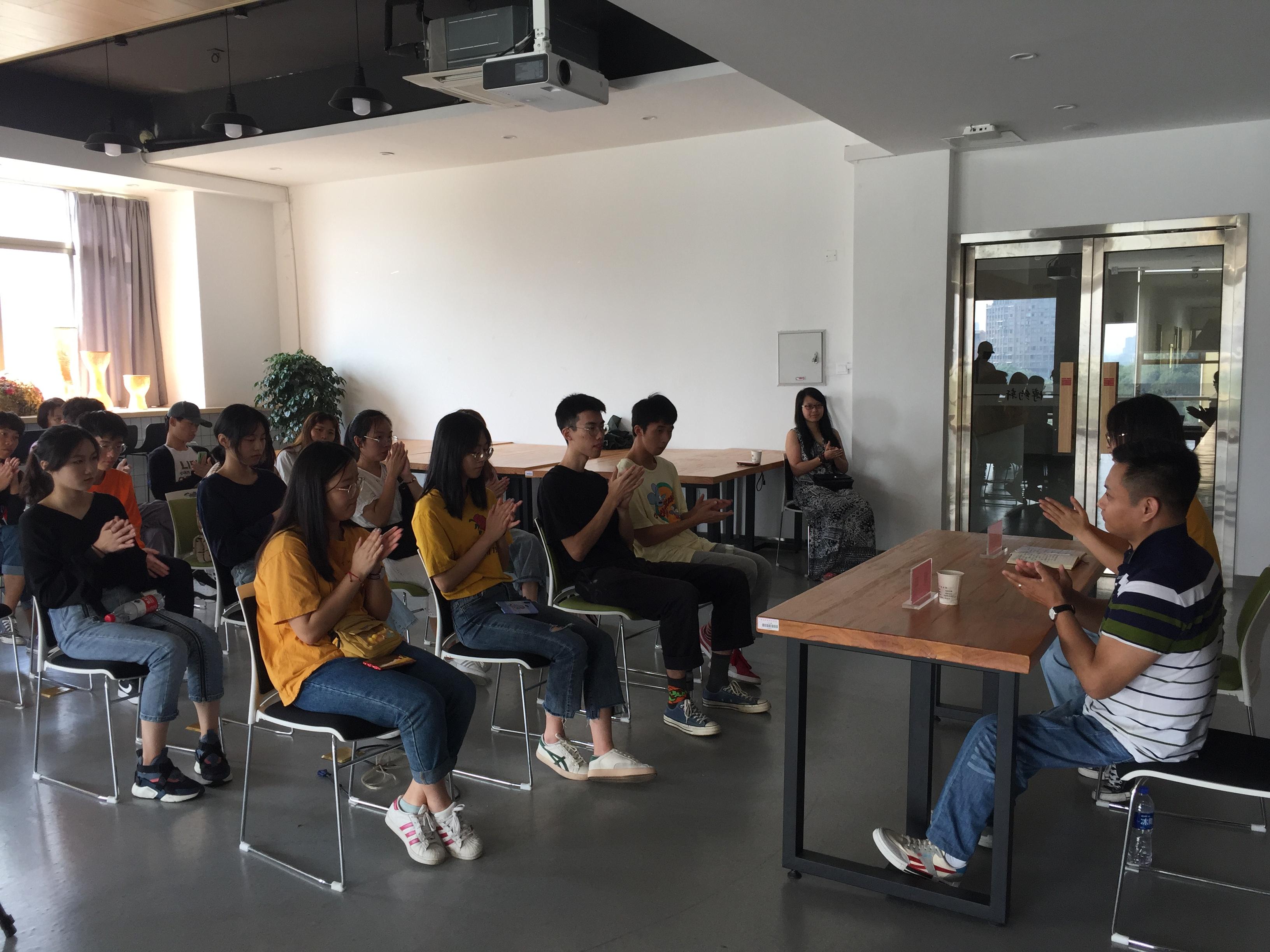 励志！金职校友双腿残疾北京自驾回母校，从北漂“人在囧途”到事业爱情双丰收(图1)