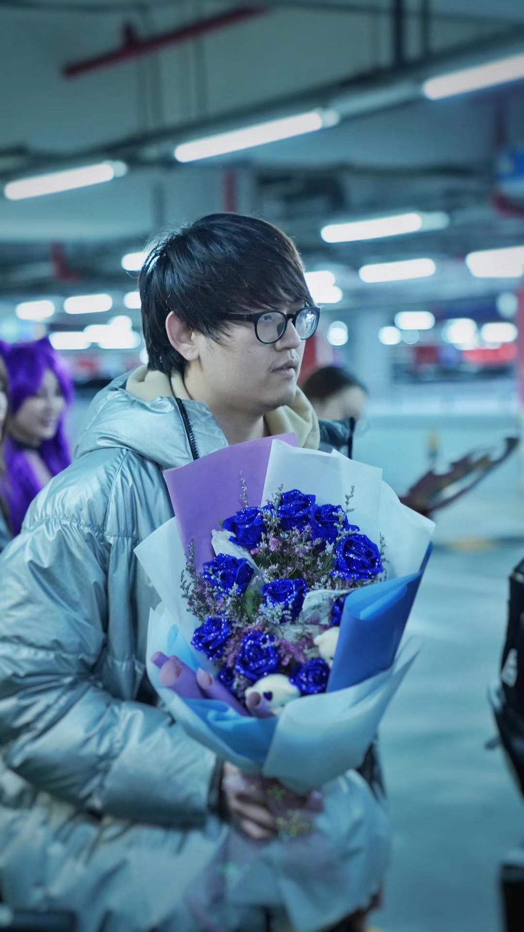 FPX凯旋而归，虎牙怀念带众主播接机，刘青松一语引水友沸腾(图1)