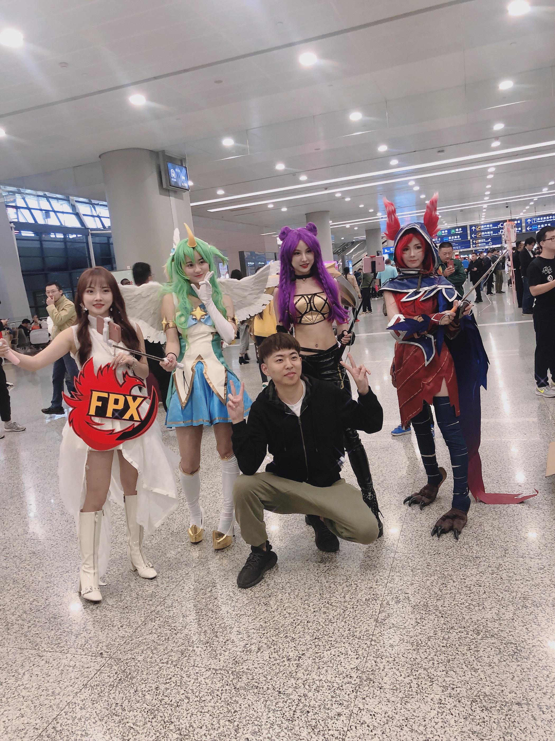 FPX凯旋而归，虎牙怀念带众主播接机，刘青松一语引水友沸腾(图2)