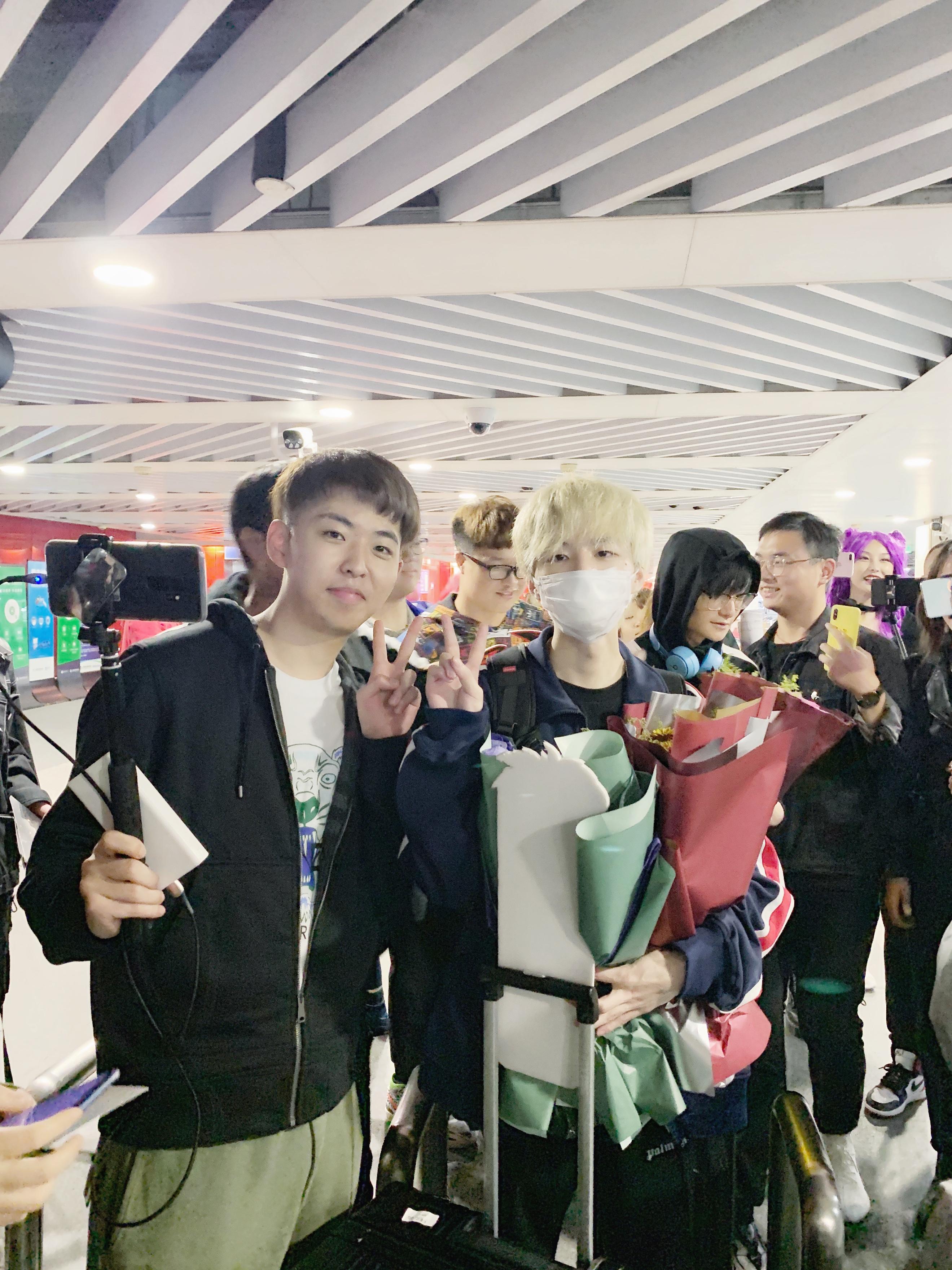 FPX凯旋而归，虎牙怀念带众主播接机，刘青松一语引水友沸腾(图3)