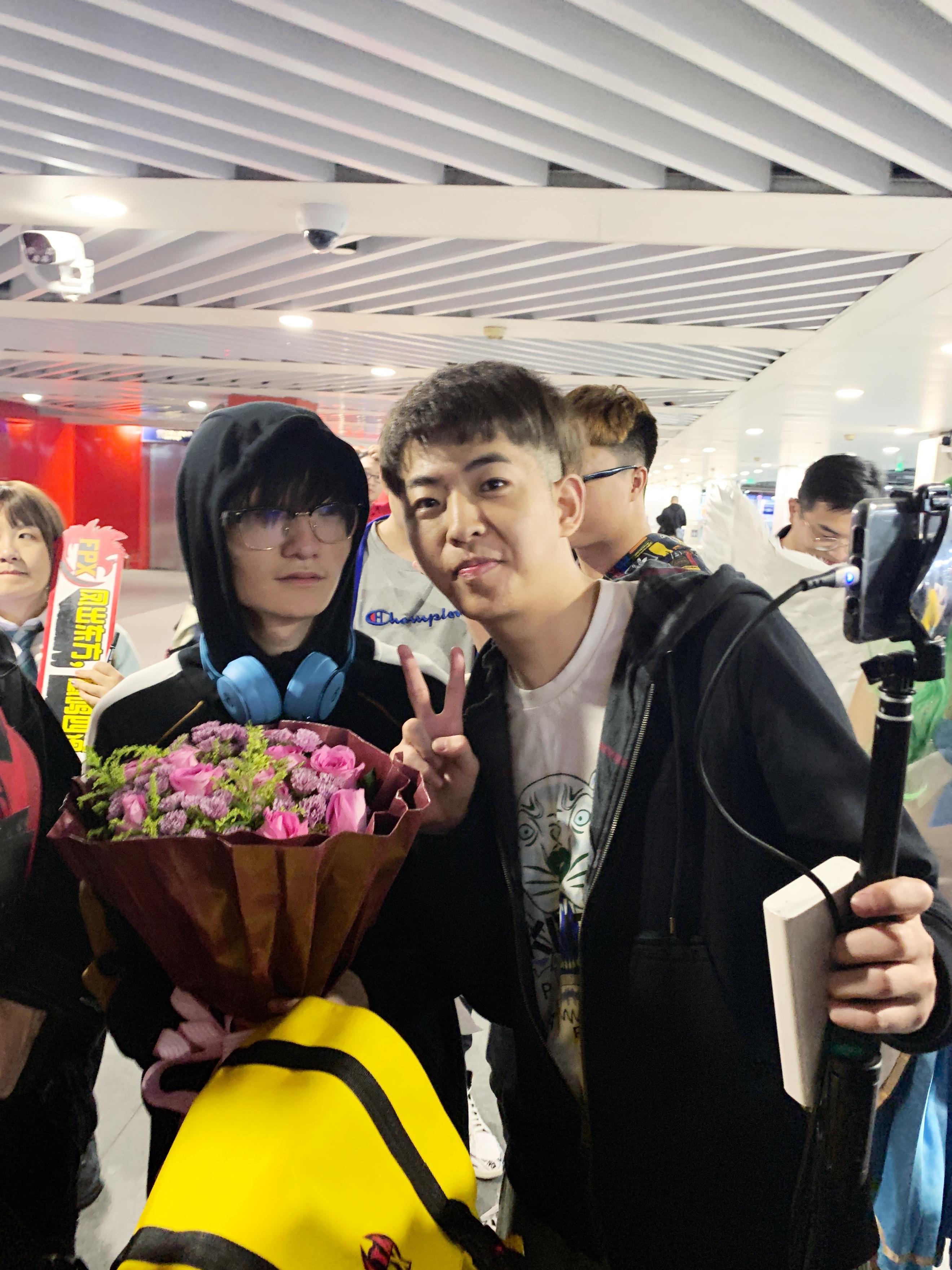 FPX凯旋而归，虎牙怀念带众主播接机，刘青松一语引水友沸腾(图5)