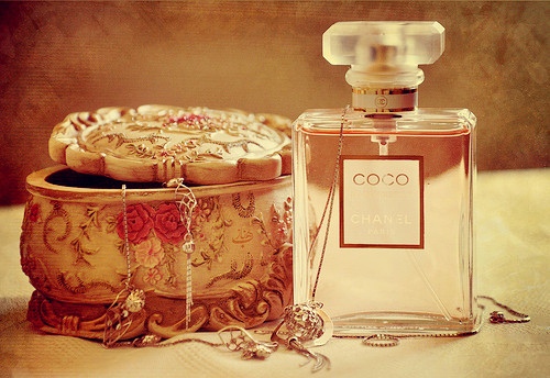 夜微凉灯微暗的唯美句子（路灯下的夜景句子）(图1)