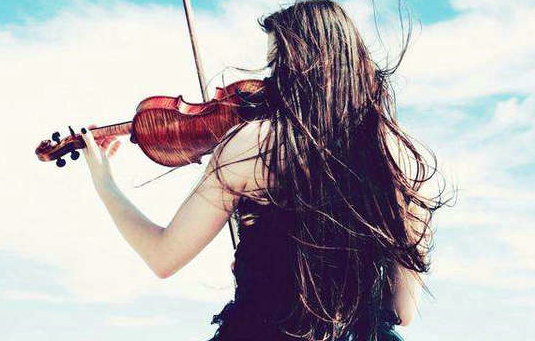 对牛弹琴的格言警句（对牛弹琴名人名言）(图1)