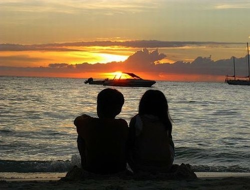 成年人崩溃的文案短句（成年的人的崩溃就在一瞬间朋友圈）(图1)