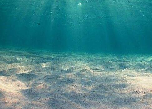 红衣美女的唯美句子 穿红衣服的美女诗句(图1)