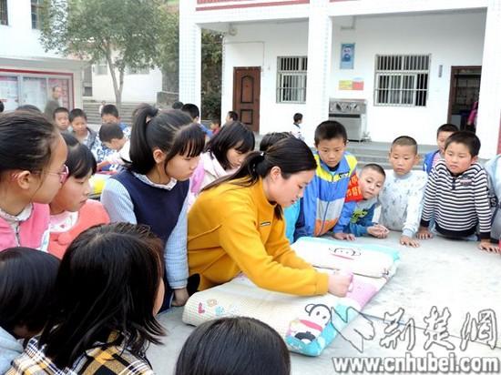 十堰竹山争创文明宿舍 打造农村寄宿生“温馨家园”(图3)