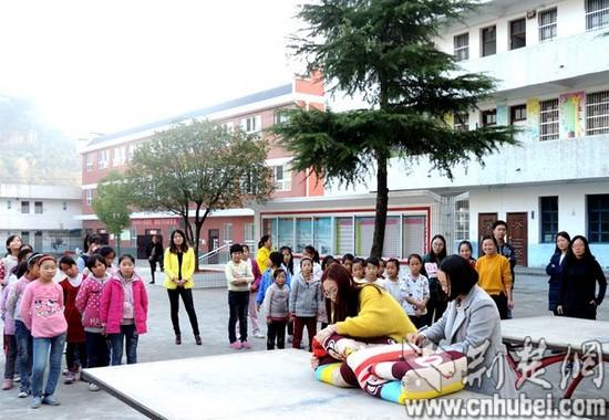 十堰竹山争创文明宿舍 打造农村寄宿生“温馨家园”(图4)