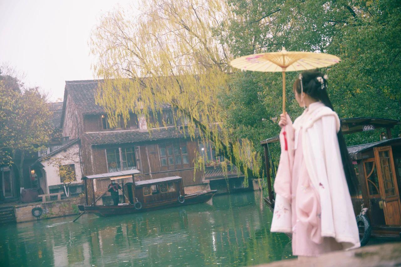 100句爱情诗词，没有一个爱字，却句句都是我爱你(图1)