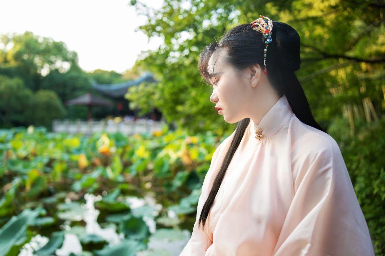 100句爱情诗词，没有一个爱字，却句句都是我爱你(图2)