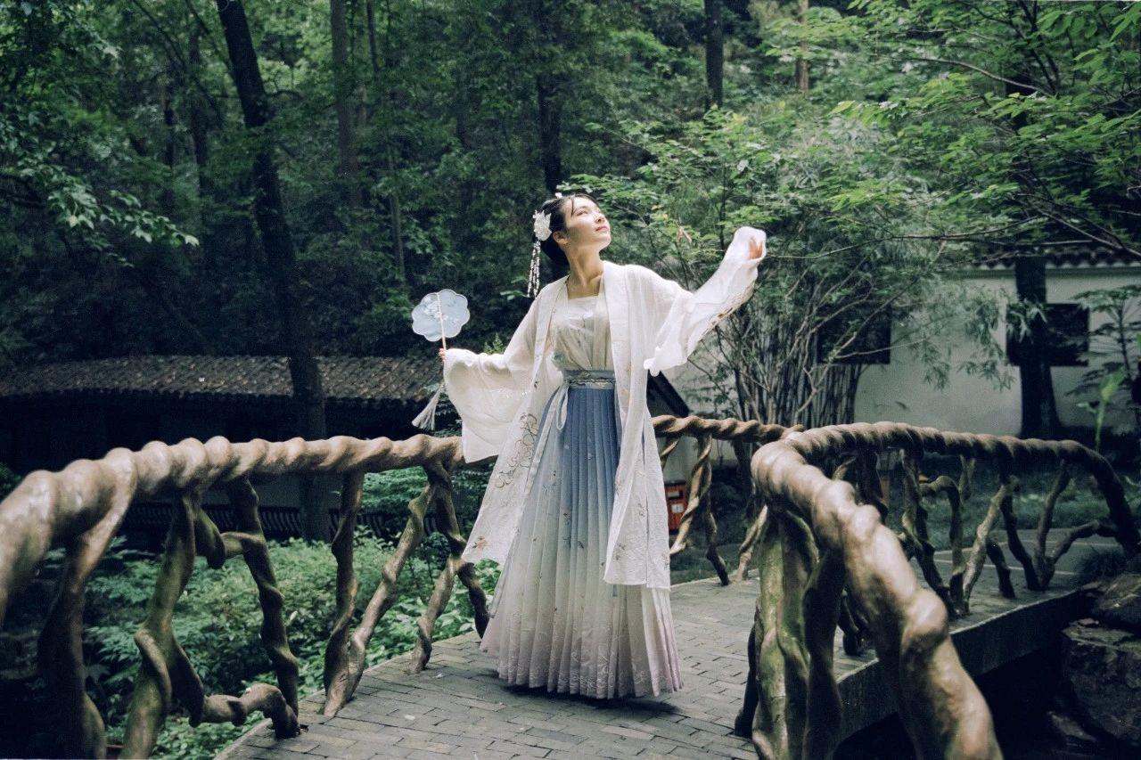 100句爱情诗词，没有一个爱字，却句句都是我爱你(图3)