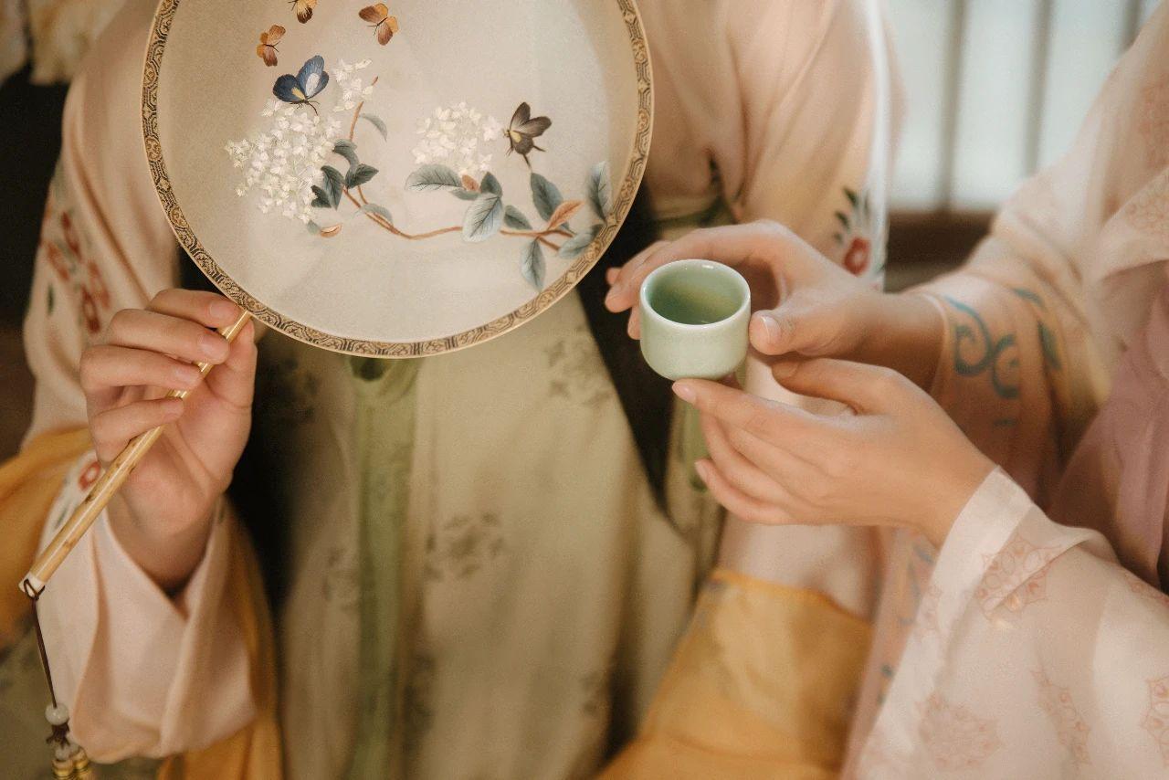 100句爱情诗词，没有一个爱字，却句句都是我爱你(图6)