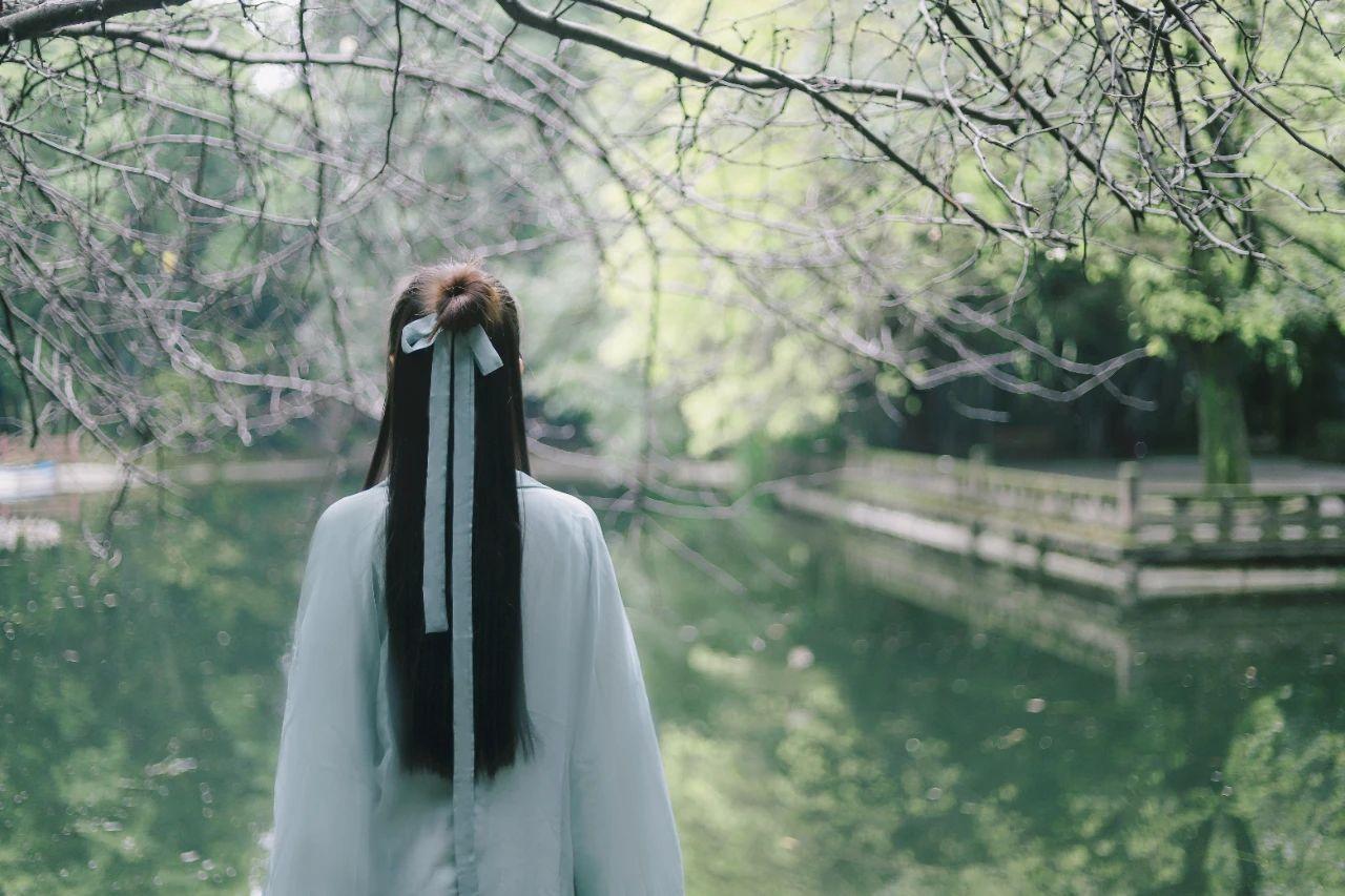 100句爱情诗词，没有一个爱字，却句句都是我爱你(图8)