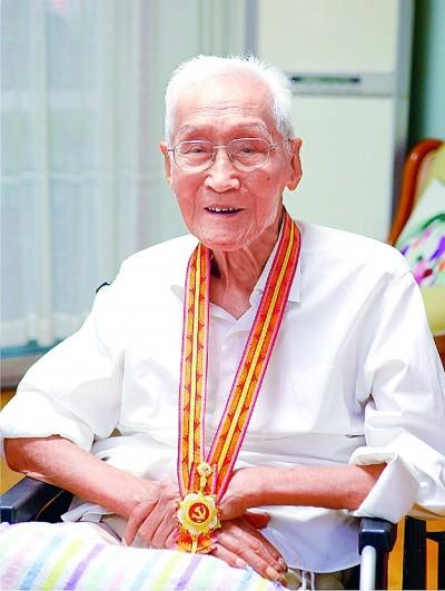 倾尽热血献航天 甘为人梯育桃李(图1)