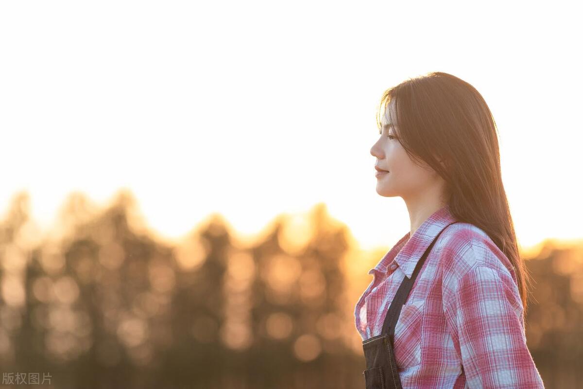 关于傍晚日落的唯美句子（形容落日余晖的唯美文案）(图1)