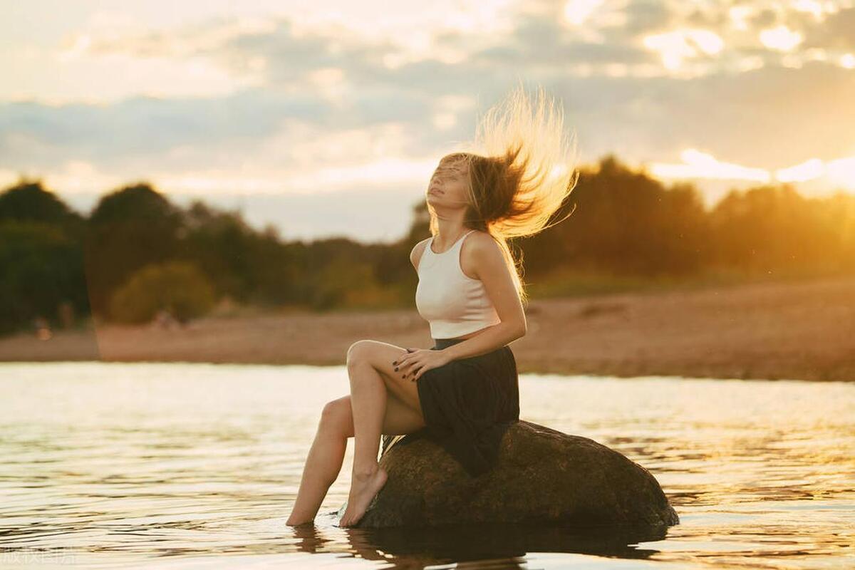 关于傍晚日落的唯美句子（形容落日余晖的唯美文案）(图2)