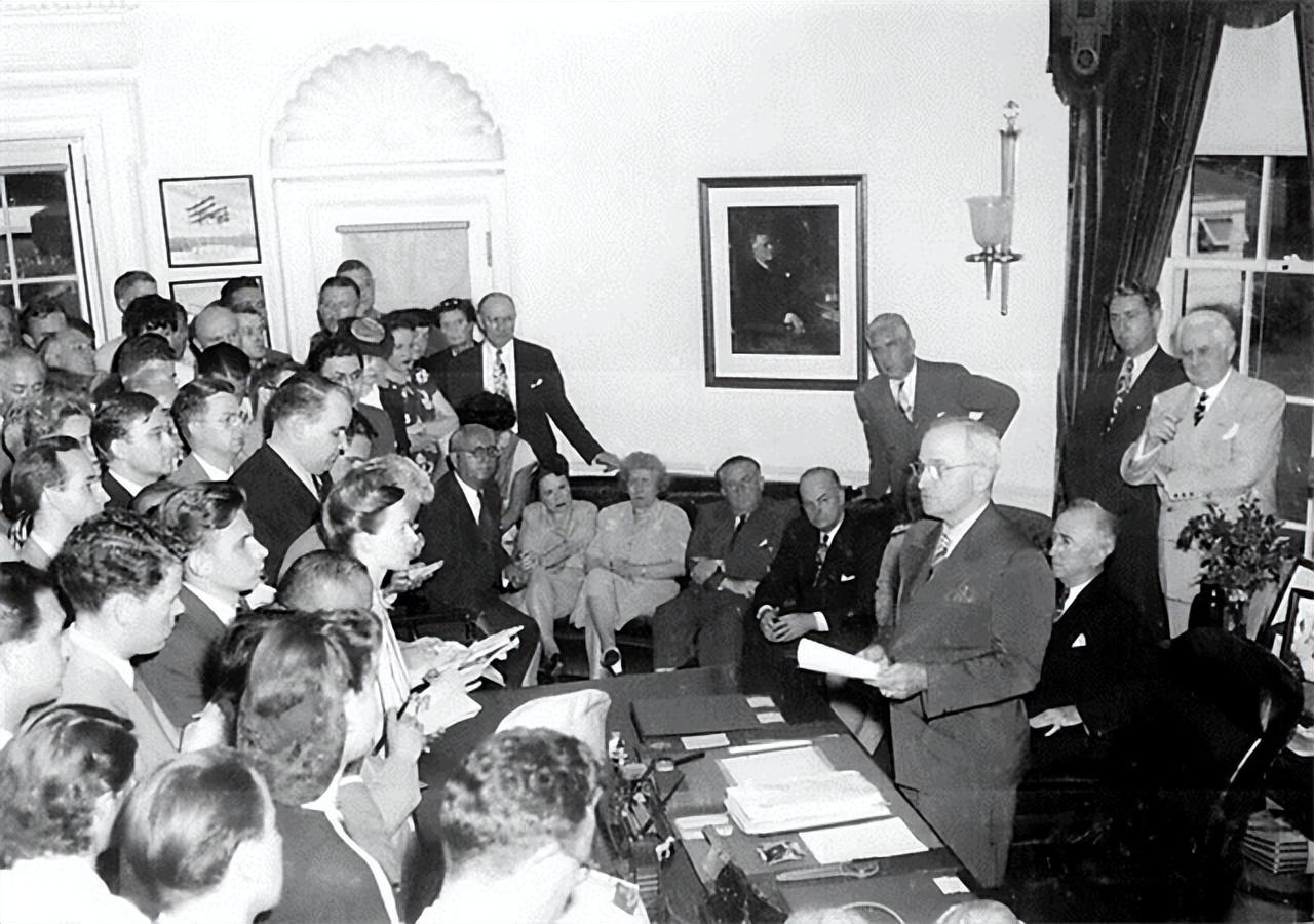 麦克阿瑟叫嚣向中国投放原子弹，仅仅过去几个小时，就被白宫解职(图1)