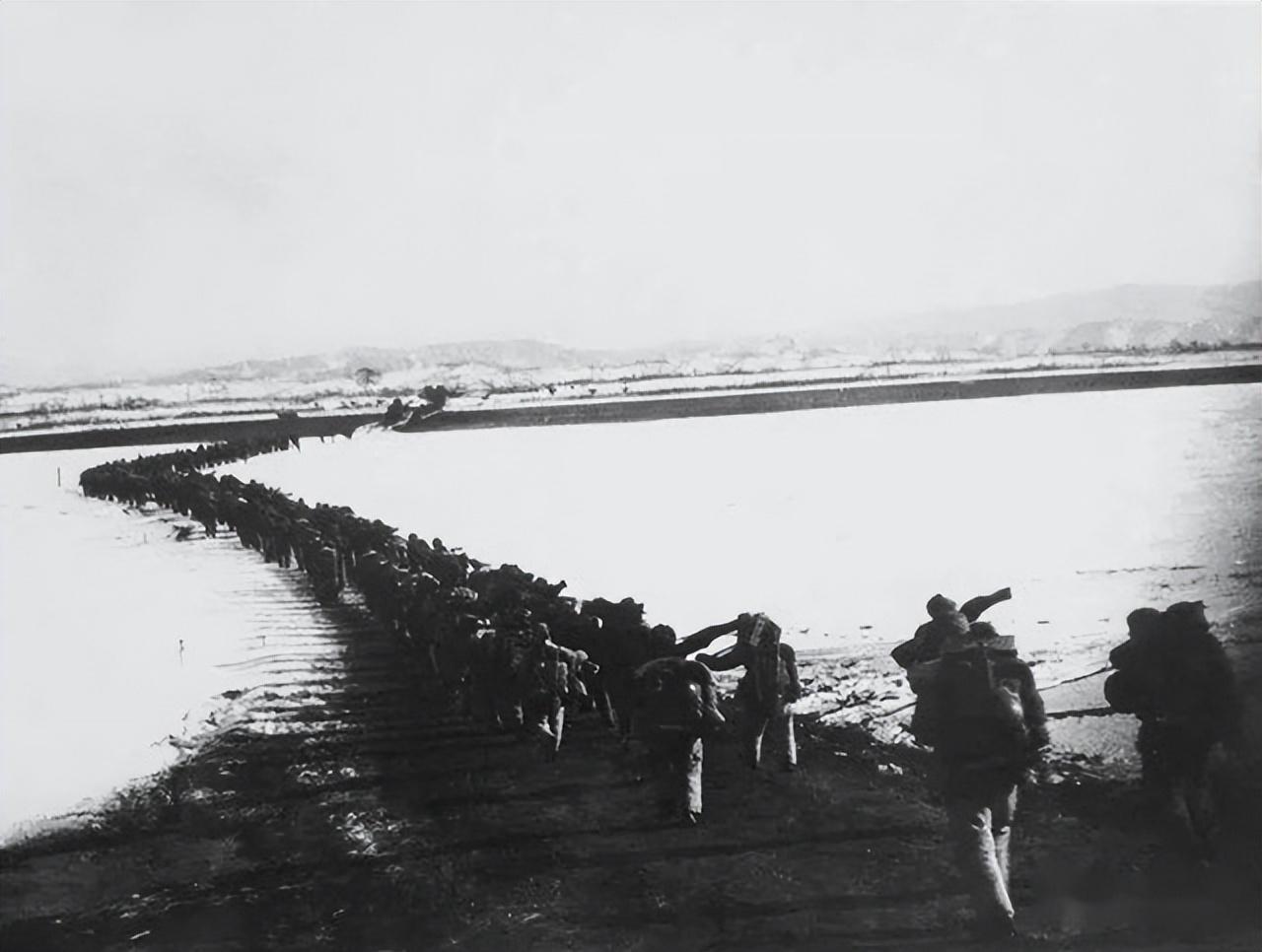 麦克阿瑟叫嚣向中国投放原子弹，仅仅过去几个小时，就被白宫解职(图5)