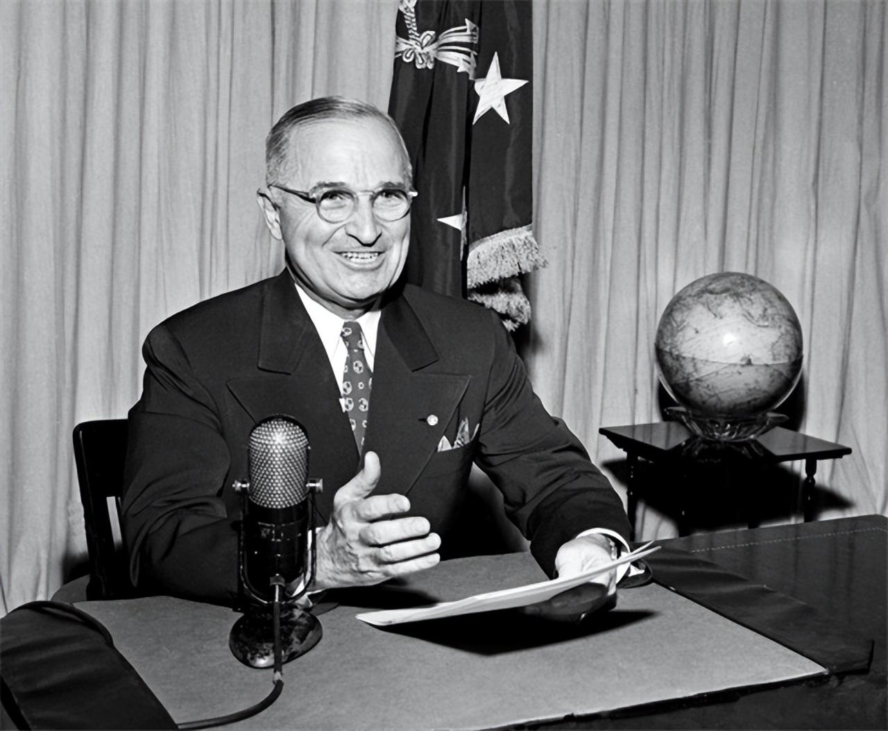 麦克阿瑟叫嚣向中国投放原子弹，仅仅过去几个小时，就被白宫解职(图11)