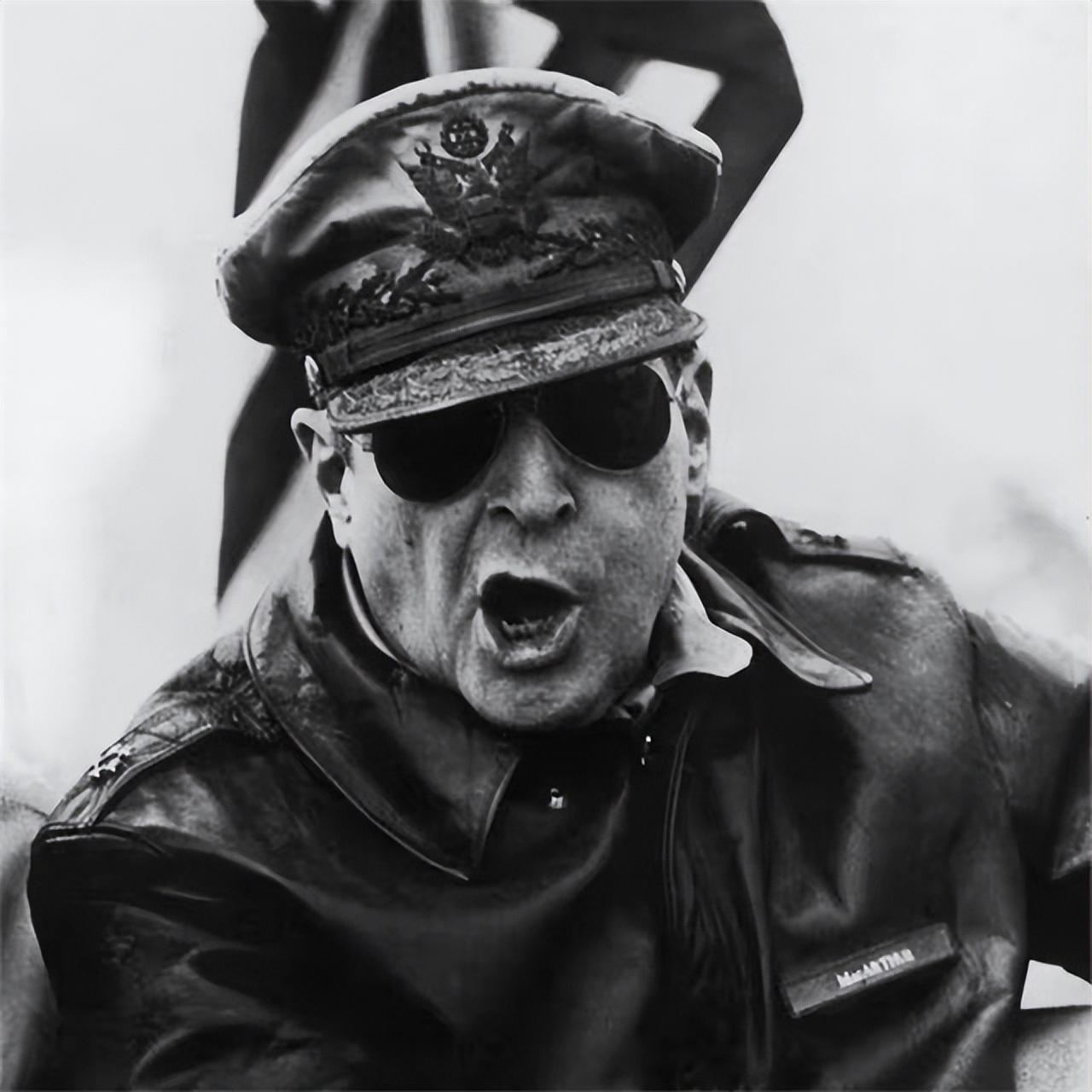 麦克阿瑟叫嚣向中国投放原子弹，仅仅过去几个小时，就被白宫解职(图14)