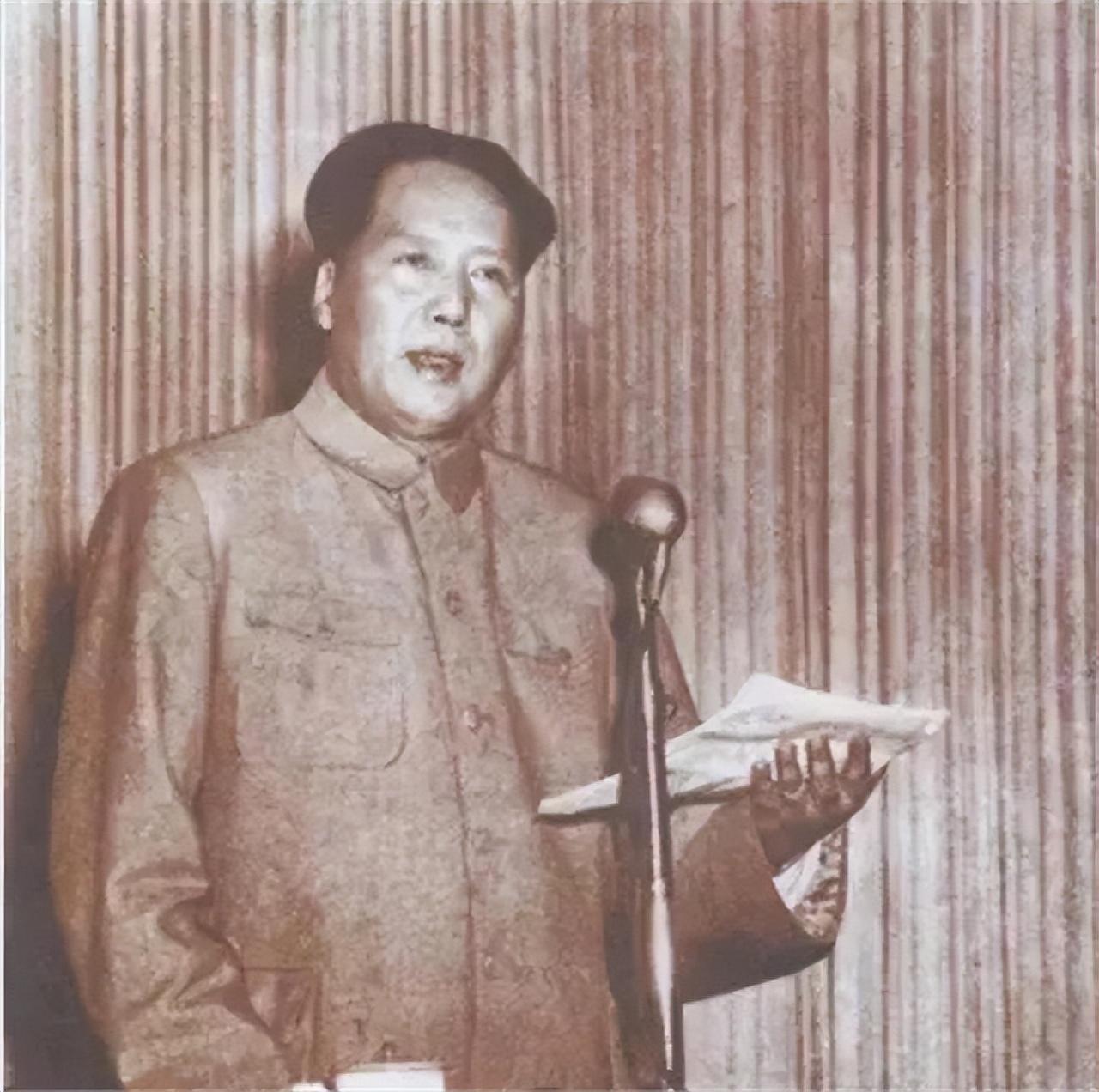 麦克阿瑟叫嚣向中国投放原子弹，仅仅过去几个小时，就被白宫解职(图16)