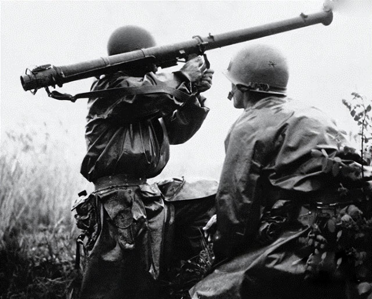 麦克阿瑟叫嚣向中国投放原子弹，仅仅过去几个小时，就被白宫解职(图19)