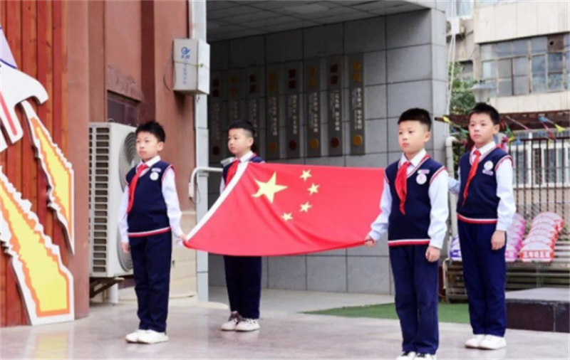 雁塔区航天二一〇小学：爱在文明 美在礼仪(图1)