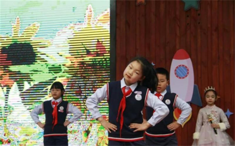 雁塔区航天二一〇小学：爱在文明 美在礼仪(图3)