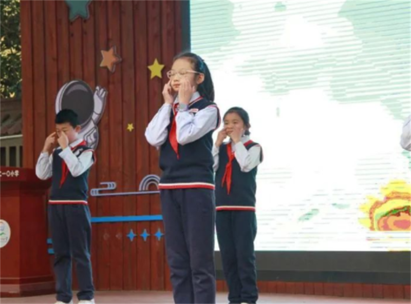 雁塔区航天二一〇小学：爱在文明 美在礼仪(图4)
