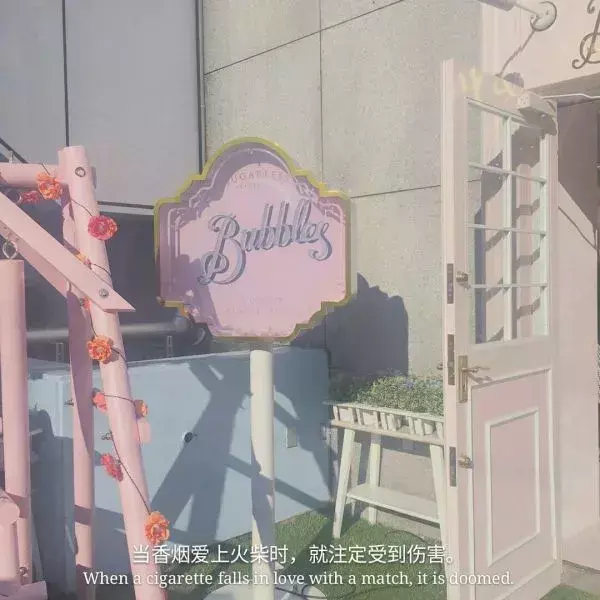 伤感的句子 | 我爱的很小心，却还是伤了心(图2)