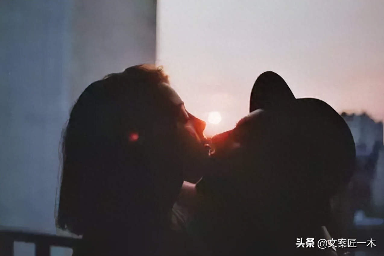 100句情话文案，喜欢和爱全都在这了(图2)