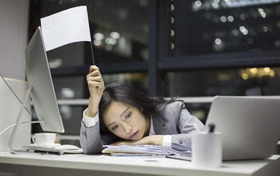 办公室悬挂「加班真好」标语的浪潮，终于加出事了？(图1)