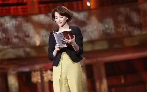 《开学第一课》董卿刷屏：读书带来的气质，就是女人最大的底气(图1)