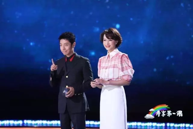 《开学第一课》董卿刷屏：读书带来的气质，就是女人最大的底气(图2)