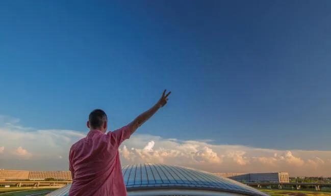 努力工作热爱生活的句子｜愿我们每日的工作 不仅为了谋生还有热爱(图2)