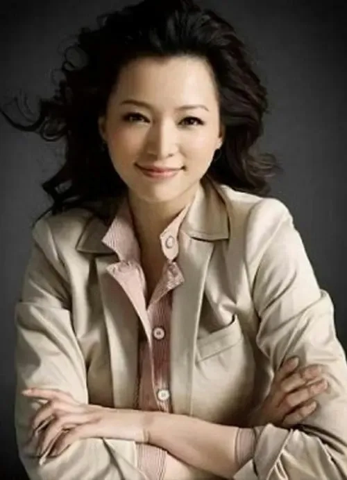 "魅力主持人：品味董卿展现的独特魅力与智慧！"(图2)