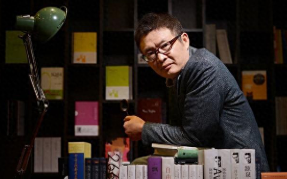 《人生海海》最辛辣的一句话，戳中成年人痛点，董卿含泪朗诵(图1)