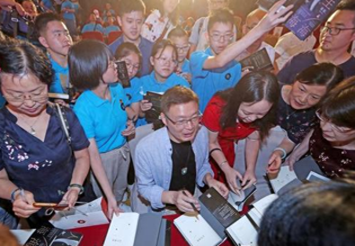 《人生海海》最辛辣的一句话，戳中成年人痛点，董卿含泪朗诵(图7)