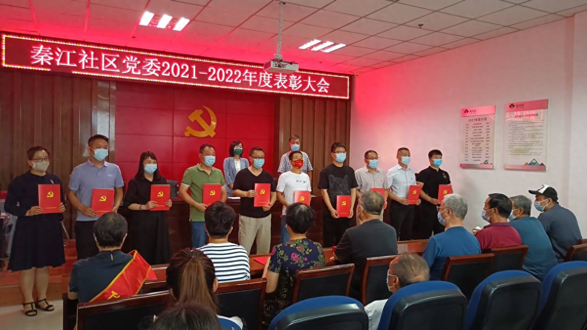 致敬在疫情防控中的突出表现，郑州这个社区表扬优秀志愿者(图2)