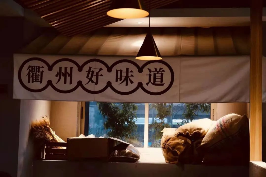 探店：从早晨开到深夜的点心食堂，老饕们都馋这里的烧饼油条(图1)